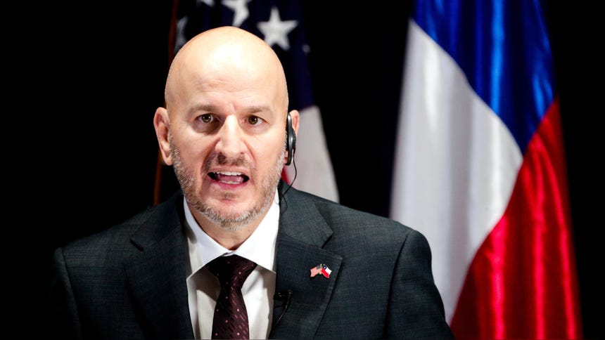 El embajador de EE.UU. en Chile, Brandon Judd, habla durante su rueda de prensa de este lunes en la Embajada de EE.UU. en Santiago.