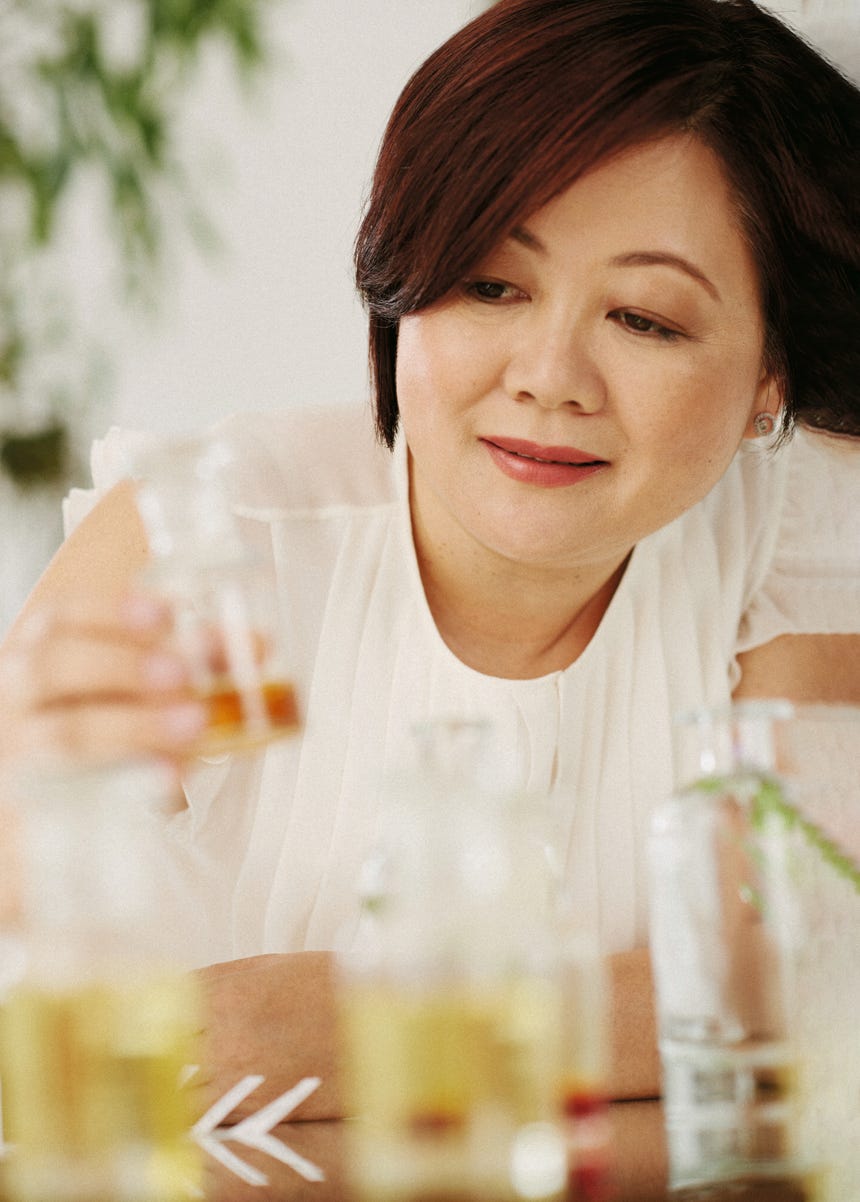 La perfumista brasileña asegura que crear una fragancia es como seguir una receta de comida: se deben seguir los pasos e incluir la cantidad justa de ingredientes.