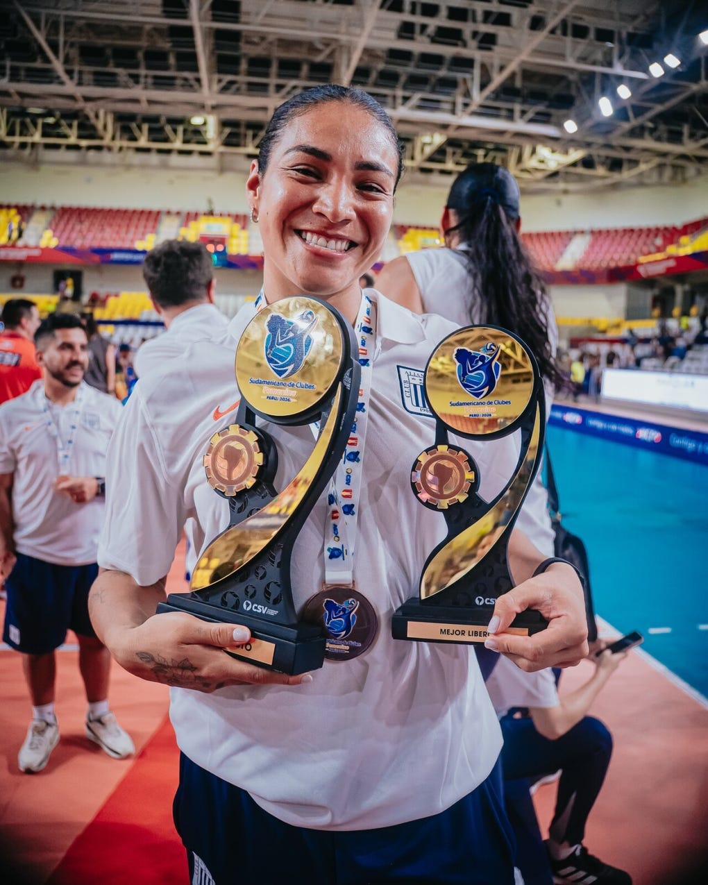 Sánchez se luce con los trofeos.