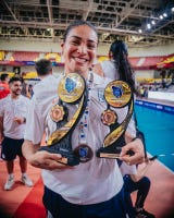 Sánchez se luce con los trofeos.