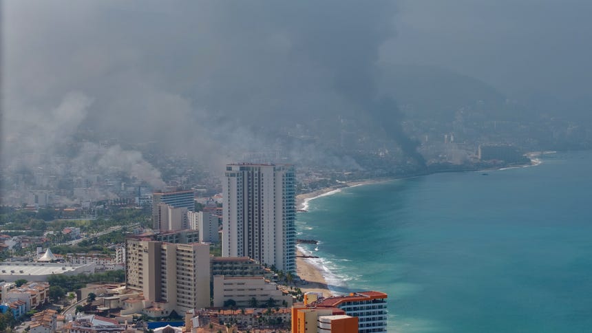 En Puerto Vallarta, a orillas del Pacífico en el oeste mexicano, se registaron varios focos de fuego provocados por presuntos miembros del Cártel Jalisco Nueva Generación. 
