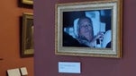 Activistas cuelgan en el Museo del Louvre la foto del expríncipe Andrés en un automóvil tras su arresto.