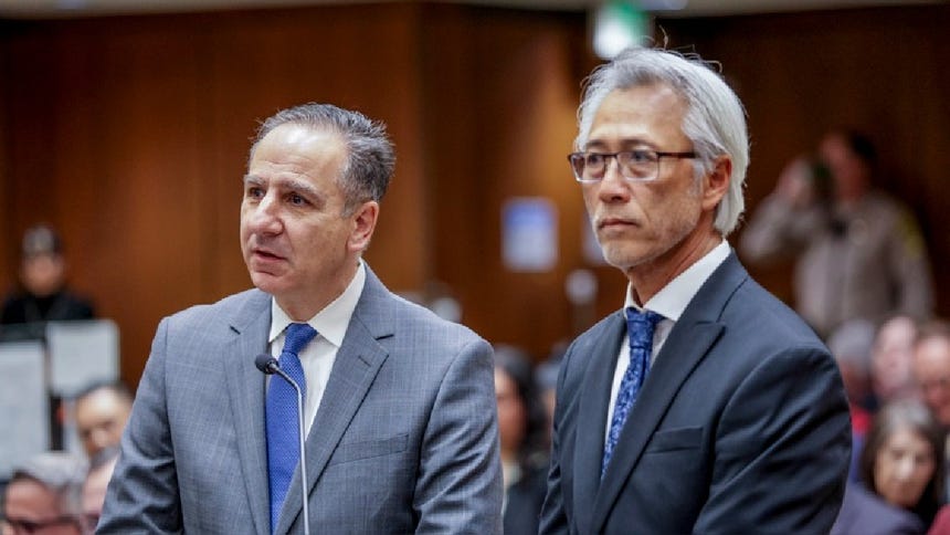 Los fiscales Habib Baylian y Jonathan Chung en el tribunal de Los Ángeles durante el caso Nick Reiner.
