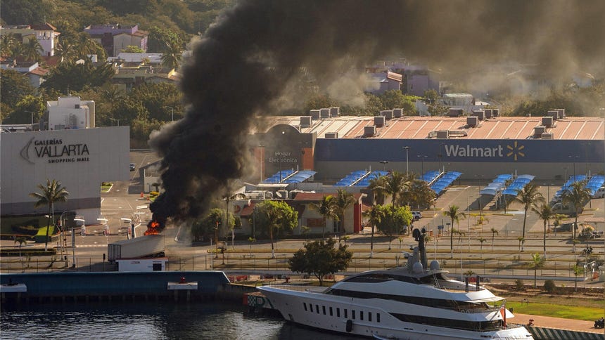 Fotografía aérea donde se ve camión incendiándose tras reacciones violentas por el abatimiento de Nemesio Rubén Oseguera Cervantes, alias 'El Mencho', líder del Cártel Jalisco Nueva Generación (CJNG) 