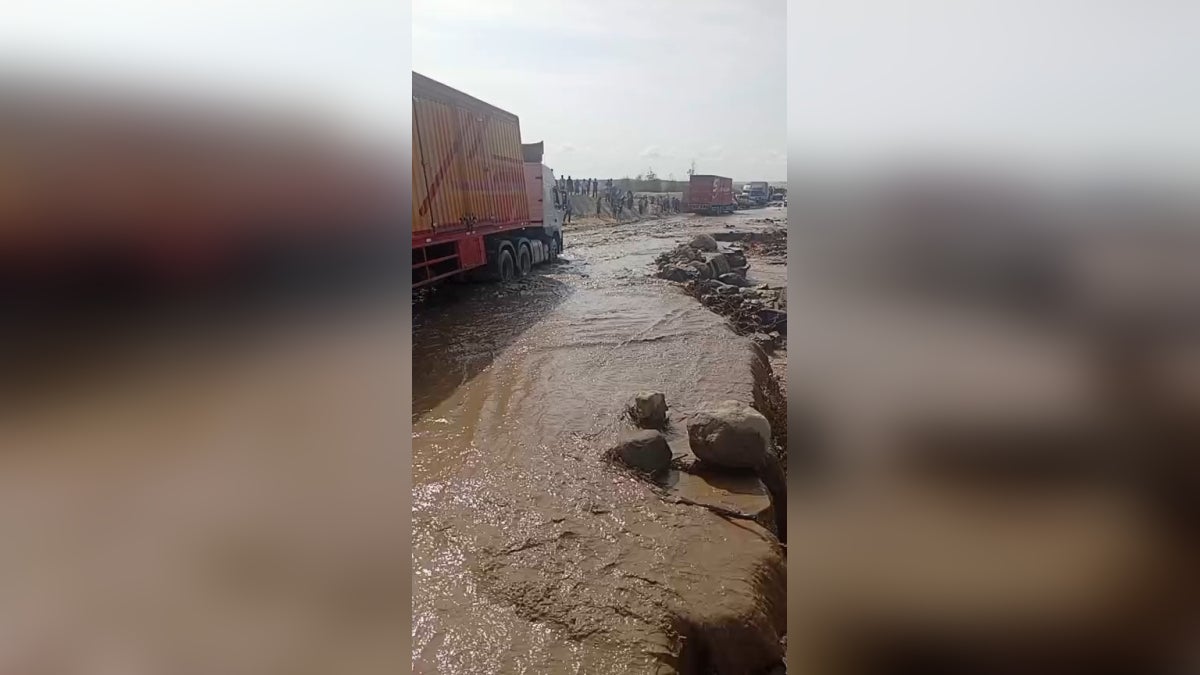 Transportistas tienen dificultades para desplazarse por la carretera Panamericana Sur, a la altura de Ocucaje, hace tres días. 