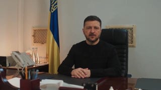 En el cuarto año de guerra, Zelenski recordó que le dijo a Biden que no huiría de Ucrania: “Le contesté que necesitaba armas, no un taxi”