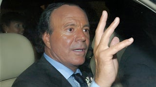 Julio Iglesias presentó demanda contra la vicepresidenta del Gobierno español tras ser acusado de abuso sexual