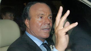 Julio Iglesias presentó demanda contra la vicepresidenta del Gobierno español tras ser acusado de abuso sexual