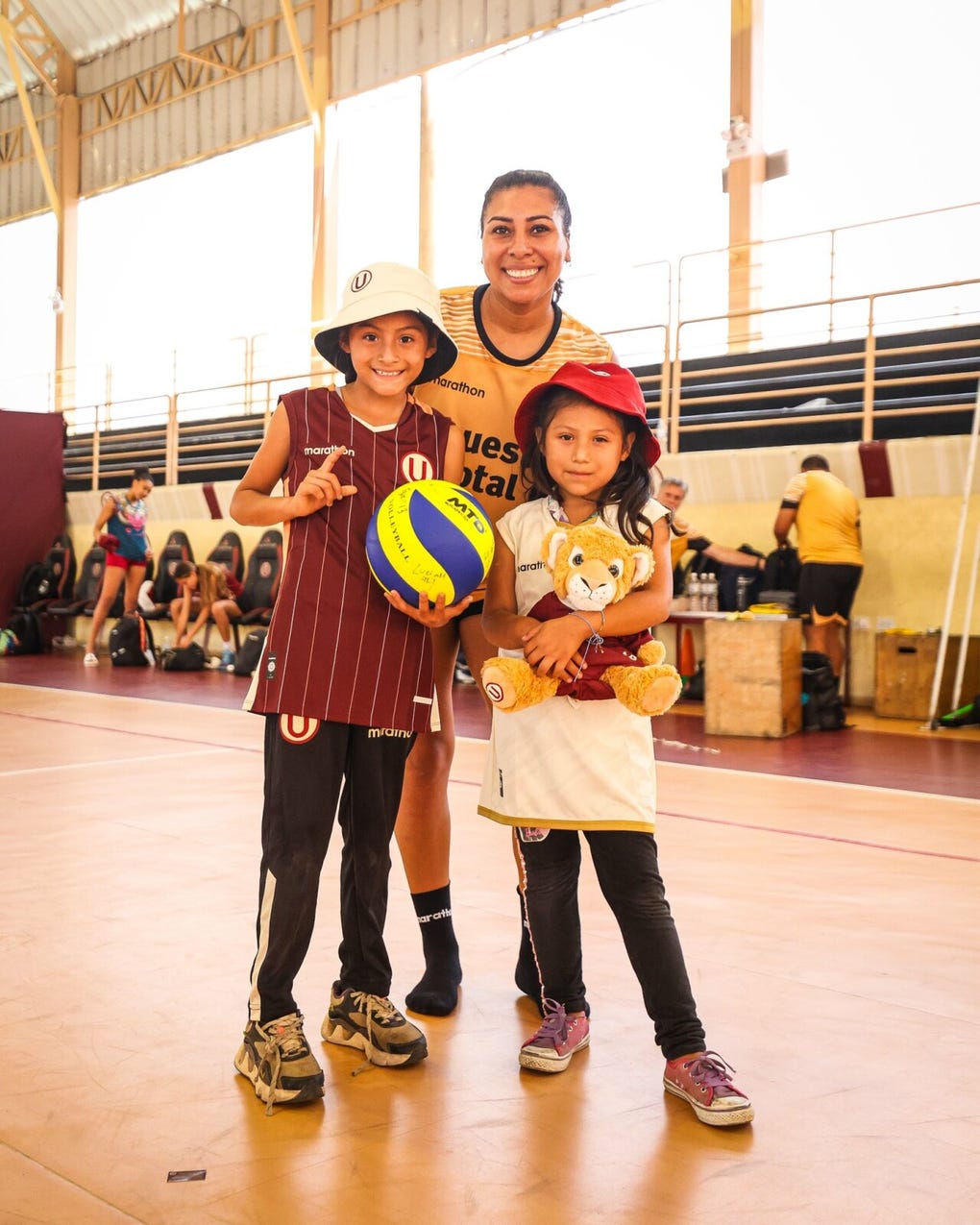 Atentas a cada indicación del comando técnico y emocionadas por cada jugada, disfrutaron la experiencia acompañando al plantel durante la práctica y compartiendo momentos con las jugadoras.