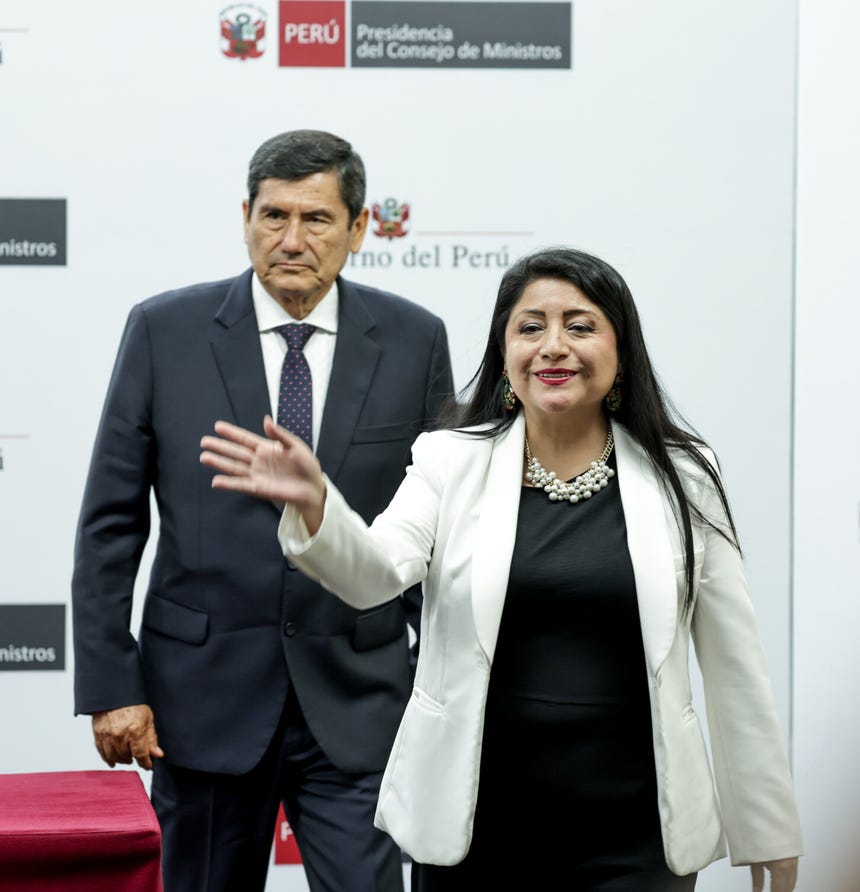 Denisse Miralles y el ministro de Defensa, Luis Arroy Sánchez, a su llegada a la primera conferencia de prensa del flamante gabinete