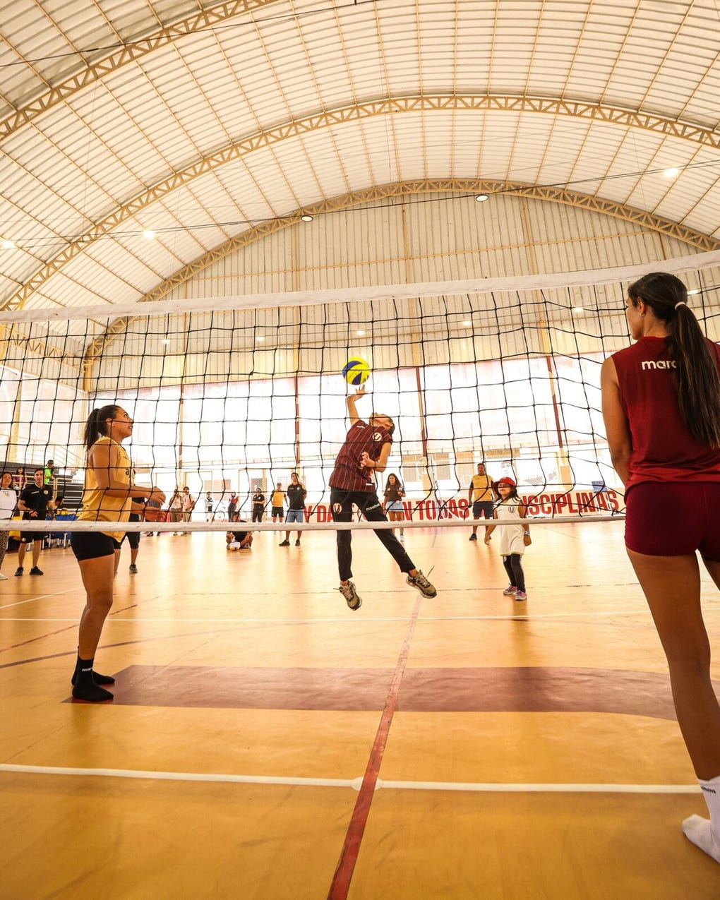 Al finalizar el entrenamiento, todo el equipo profesional les dedicó palabras de motivación, alentándolas a perseverar en su formación deportiva y académica.