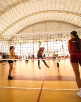 Al finalizar el entrenamiento, todo el equipo profesional les dedicó palabras de motivación, alentándolas a perseverar en su formación deportiva y académica.