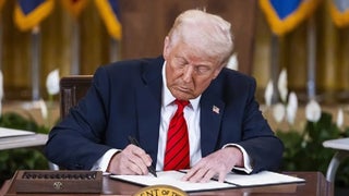 EE. UU. aplicará un arancel del 10 % desde hoy, a pesar del anuncio de Trump de subirlo el 15 %