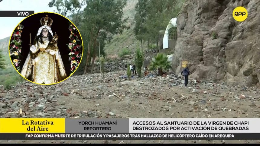 La vía de acceso al santuario de la Virgen de Chapi se encuentra llena de rocas, tierra y lodo. 
