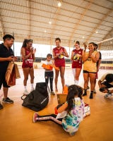 Ambas asistieron al entrenamiento del primer equipo de vóley y pudieron observar de cerca la intensidad del trabajo, la disciplina y el compromiso que distinguen a nuestras Pumas.