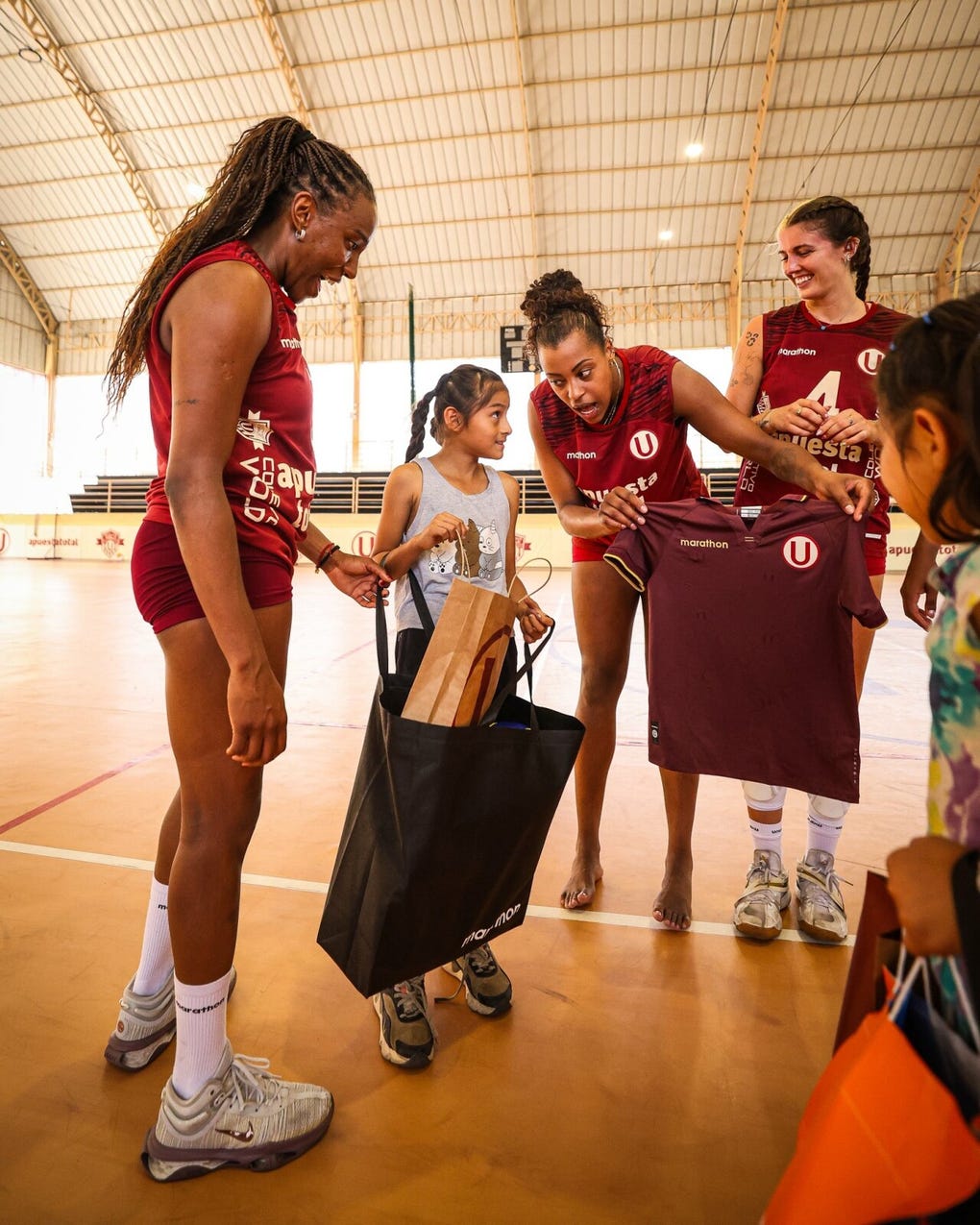 Como parte de esta visita, el Club otorgó a ambas niñas becas integrales para integrarse a las Escuelas de Vóley de Universitario de Deportes, reafirmando así su compromiso con la formación y el desarrollo integral de nuevas generaciones.