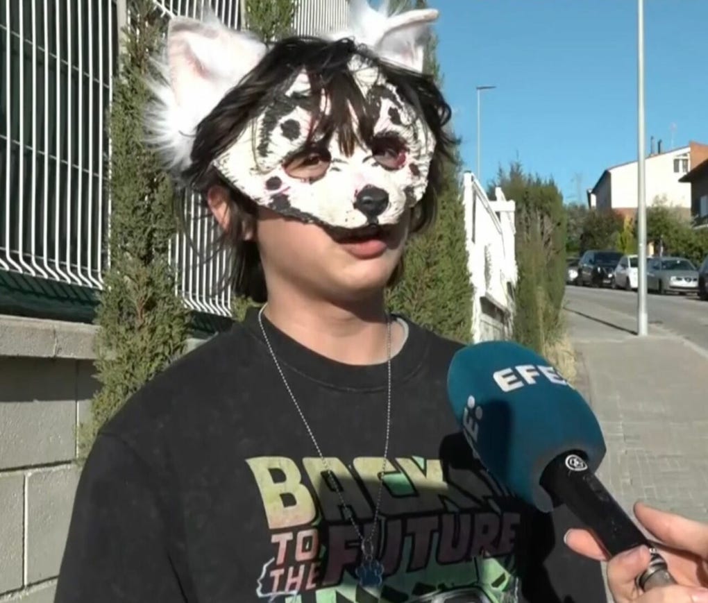Seguidores de los therians se habían dado cita a través de las redes sociales en la tarde de ayer en el Arc de Triomf (Arco del Triunfo) de Barcelona, pero, finalmente, no aparecieron. Sin embargo, hasta 3 000 curiosos acudieron al lugar para poder ver y grabar con sus móviles a los seguidores de este nuevo fenómeno, que se ha hecho viral en las redes sociales.