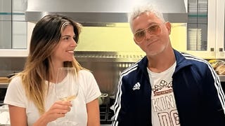 Alejandro Sanz y Stephanie Cayo encienden rumores de romance tras ser captados tomados de la mano