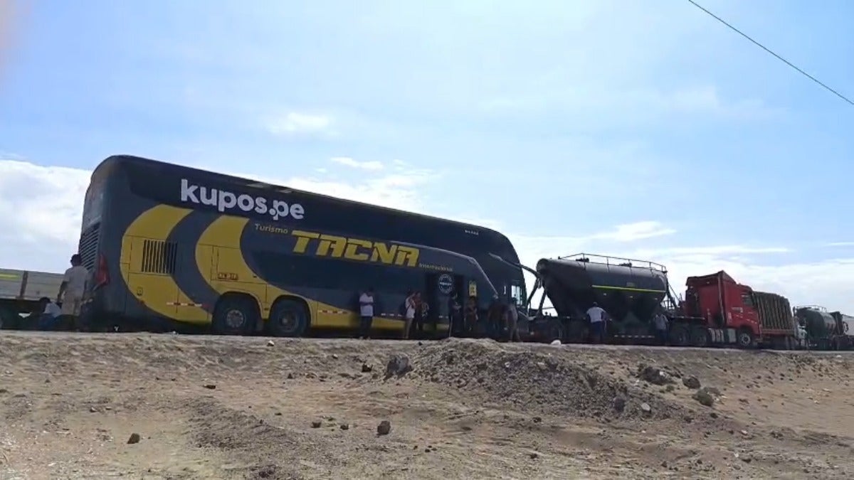 Pasajeros pien la intervención del MTC y de la Policía Nacional para ordenar el tránsito en la zona. 