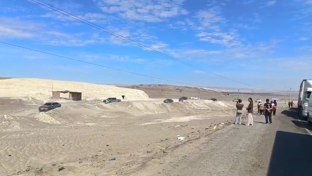 Pasajeros que se dirigen al sur del país y a Lima tienen dificultades para trasladarse en la vía alterna de Ocucaje. 