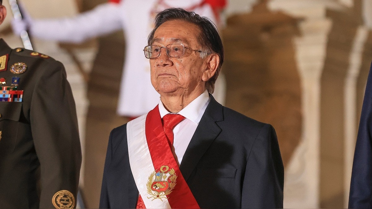 José María Balcázar toma juramento a su primer gabinete ministerial con Hernando de Soto a la cabeza