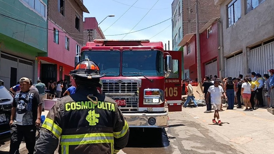 Incendio de gran magnitud arrasa almacén de productos metálicos y afecta mueblería en Villa El Salvador [VIDEO]