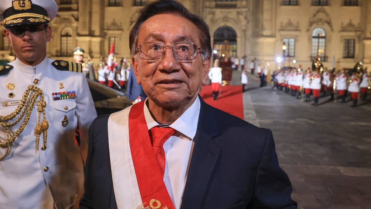 José María Balcázar toma juramento a su primer gabinete ministerial con Hernando de Soto a la cabeza