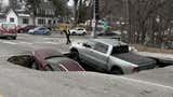 Insólito: derrumbe en carretera de Nebraska abrió un socavón que se tragó a dos automóviles [VIDEO]