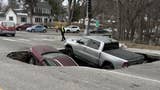 Insólito: derrumbe en carretera de Nebraska abrió un socavón que se tragó a dos automóviles [VIDEO]