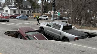 Insólito: derrumbe en carretera de Nebraska abrió un socavón que se tragó a dos automóviles [VIDEO]