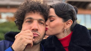 Benny Blanco causa polémica por tirarse flatulencias y lucir sus pies sucios en su podcast