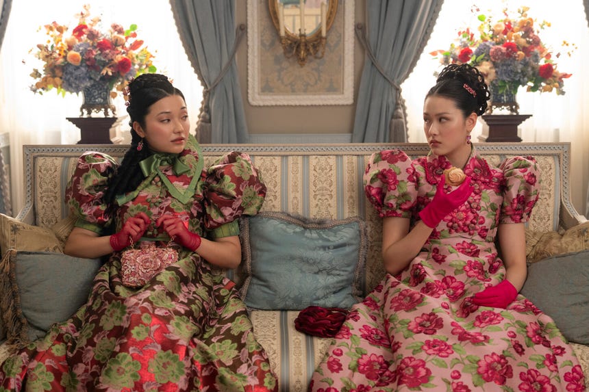 Michelle Mao interpreta a Rosamund Li e Isabella Wei a Posy Li en la cuarta temporada de 'Bridgerton'.
