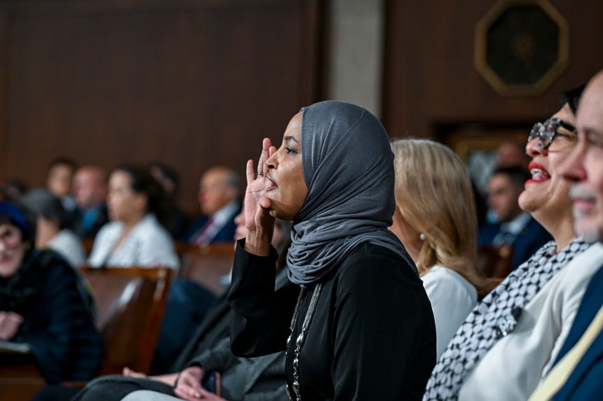 La representante Ilhan Omar, demócrata de Minnesota, grita durante el discurso de Trump. 