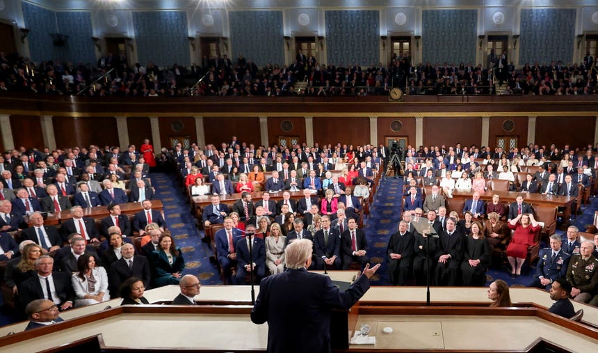 El presidente de Estados Unidos, Donald Trump, hace un gesto mientras pronuncia el discurso sobre el Estado de la Unión en la Cámara de Representantes del Capitolio.