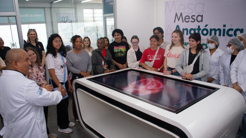 Espacios flexibles que promueven el aprendizaje activo y el trabajo colaborativo.