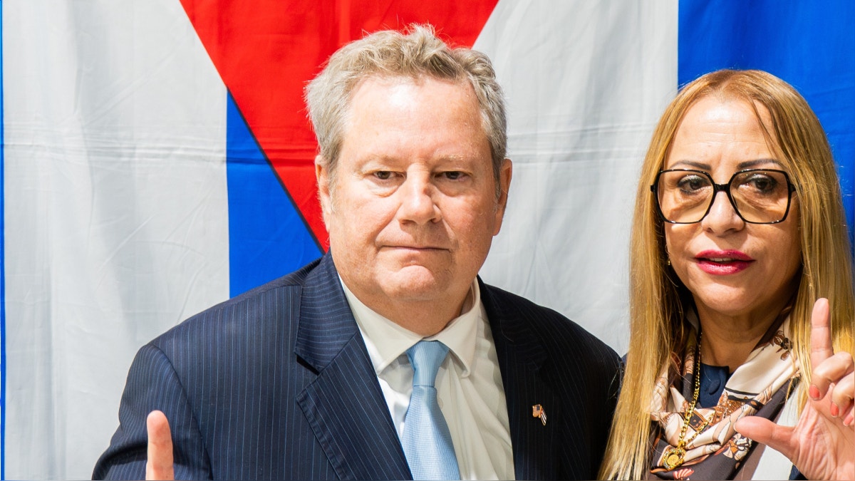 Jefe de la diplomacia de EE. UU. en La Habana pide apoyos para transición pacífica en Cuba