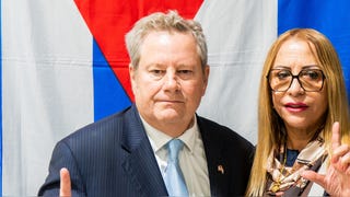 Jefe de la diplomacia de EE. UU. en La Habana pide apoyos para transición pacífica en Cuba