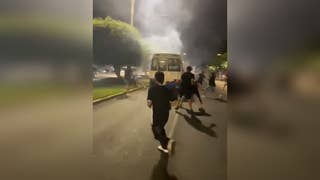 Más de diez heridos en violento enfrentamiento entre presuntos barristas en plena av. La Marina [VIDEO]