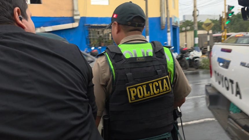 Uno de los agentes policiales que fue citado a comparecer ayer, jueves, por haber acudido a la residencia de Francesco Montenegro sin realizar ninguna detención. 