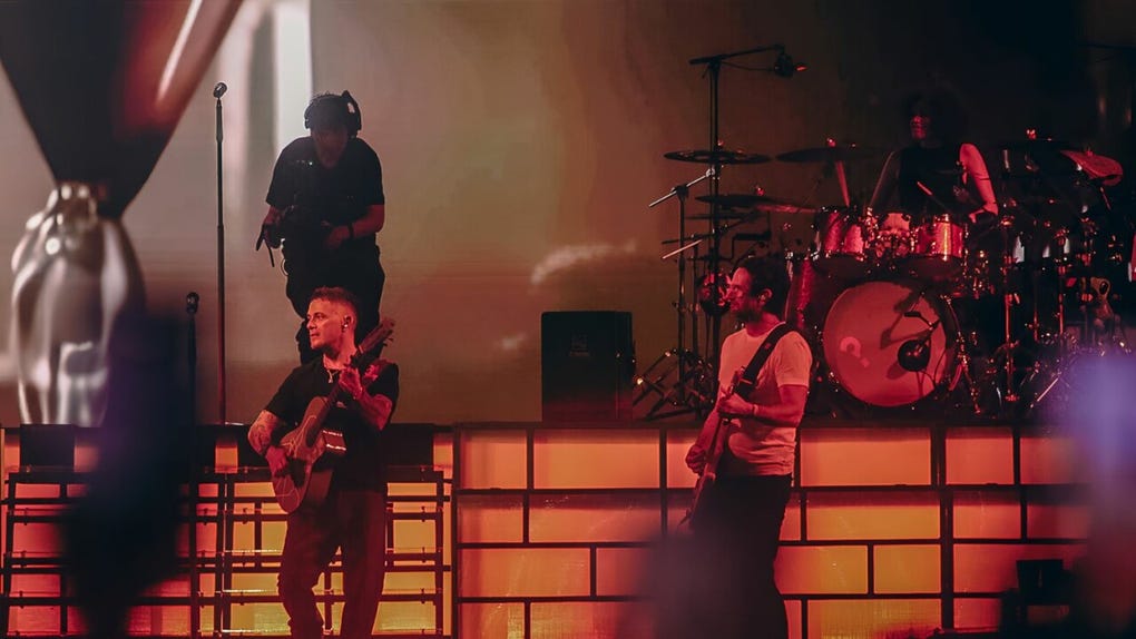 “¡Lima es mi ciudad! Amo a su gente”, expresó Sanz ante un estadio lleno que coreó cada canción. El artista ha visitado la capital peruana en concierto durante tres décadas.