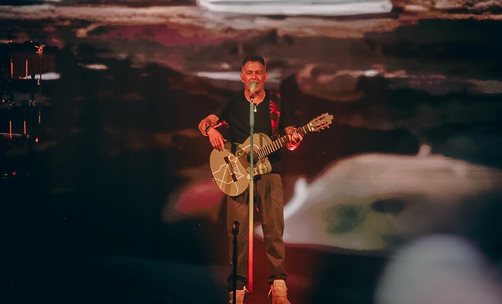 Ni la inesperada lluvia limeña frenó el entusiasmo. Sanz volvió a demostrar su vigencia y su capacidad para conectar con miles de personas en un espectáculo que superó las dos horas.