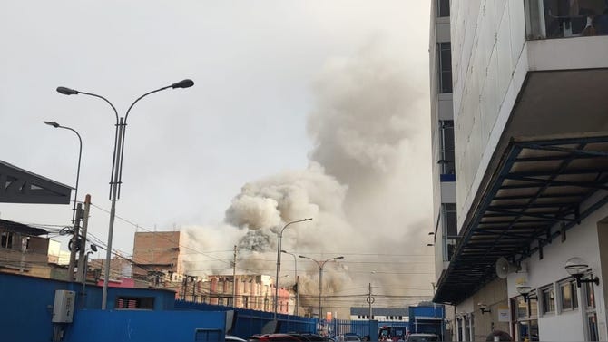 Alarma en La Victoria: incendio de gran magnitud se registra a una cuadra del Hospital Almenara