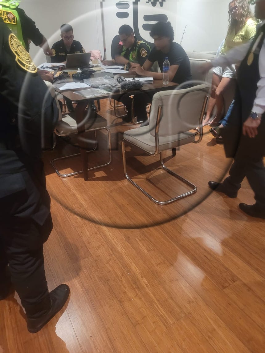 Momento de la detención de Adrián Villar en su vivienda ubicada en Miraflores. 