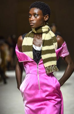 Prada invita a vestir en capas en Milán