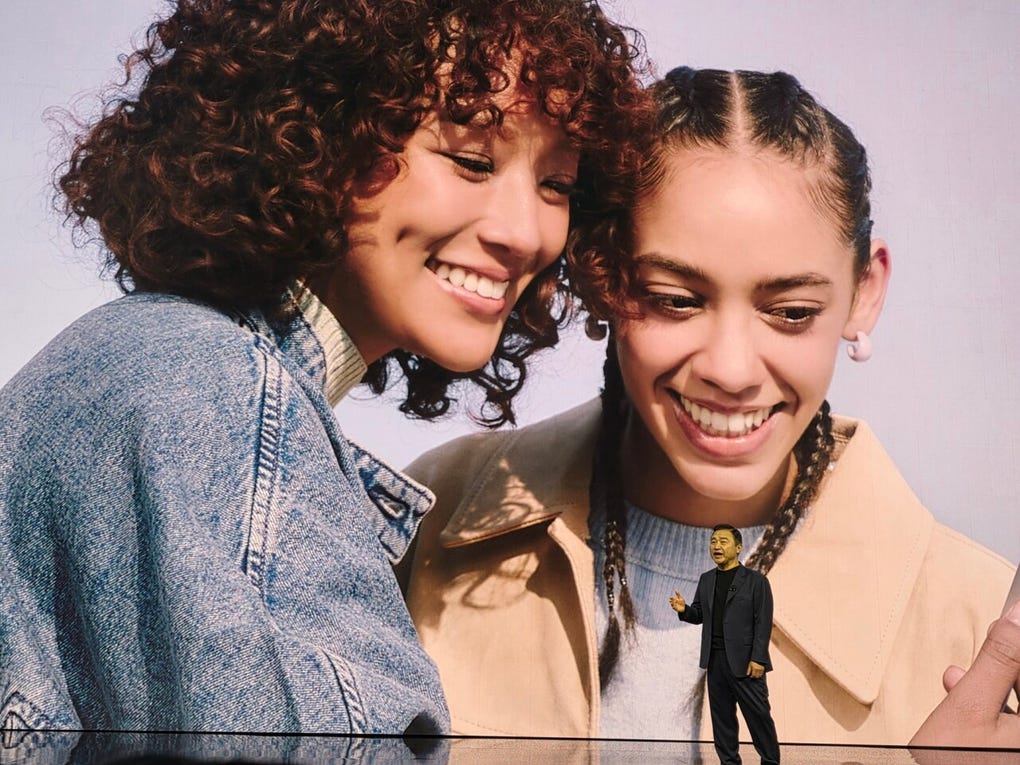 La IA integrada es capaz de reconocer objetos múltiples en imágenes y sugerir acciones pertinentes automáticamente.