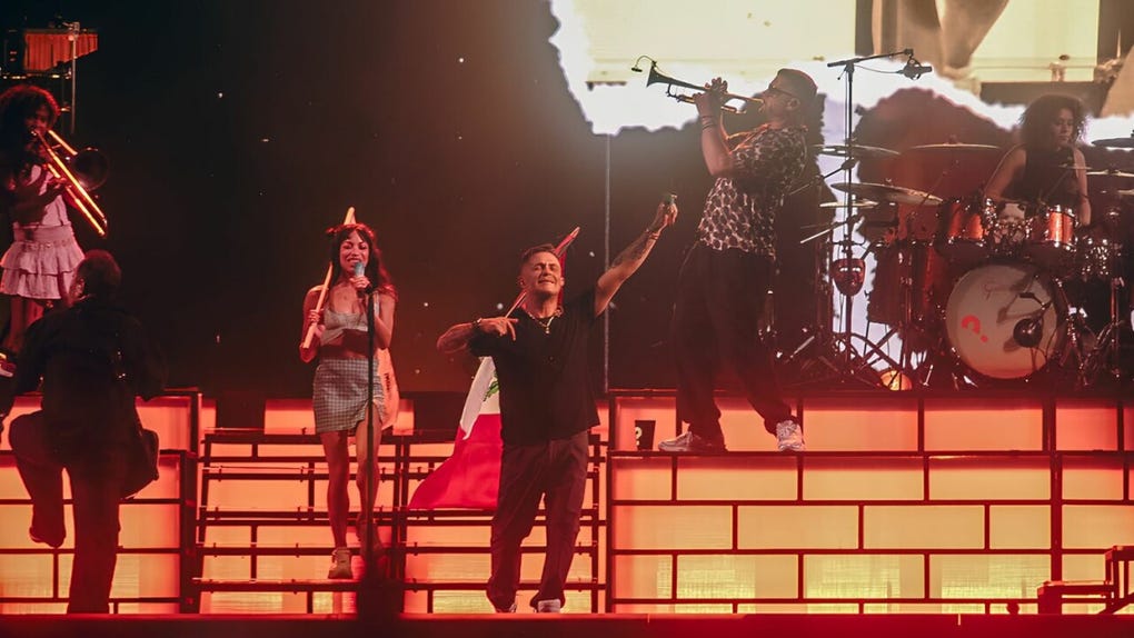Banderas peruanas, dedicatorias de amor y un ambiente cargado de emoción convirtieron la velada en una auténtica celebración para los seguidores del cantante español.