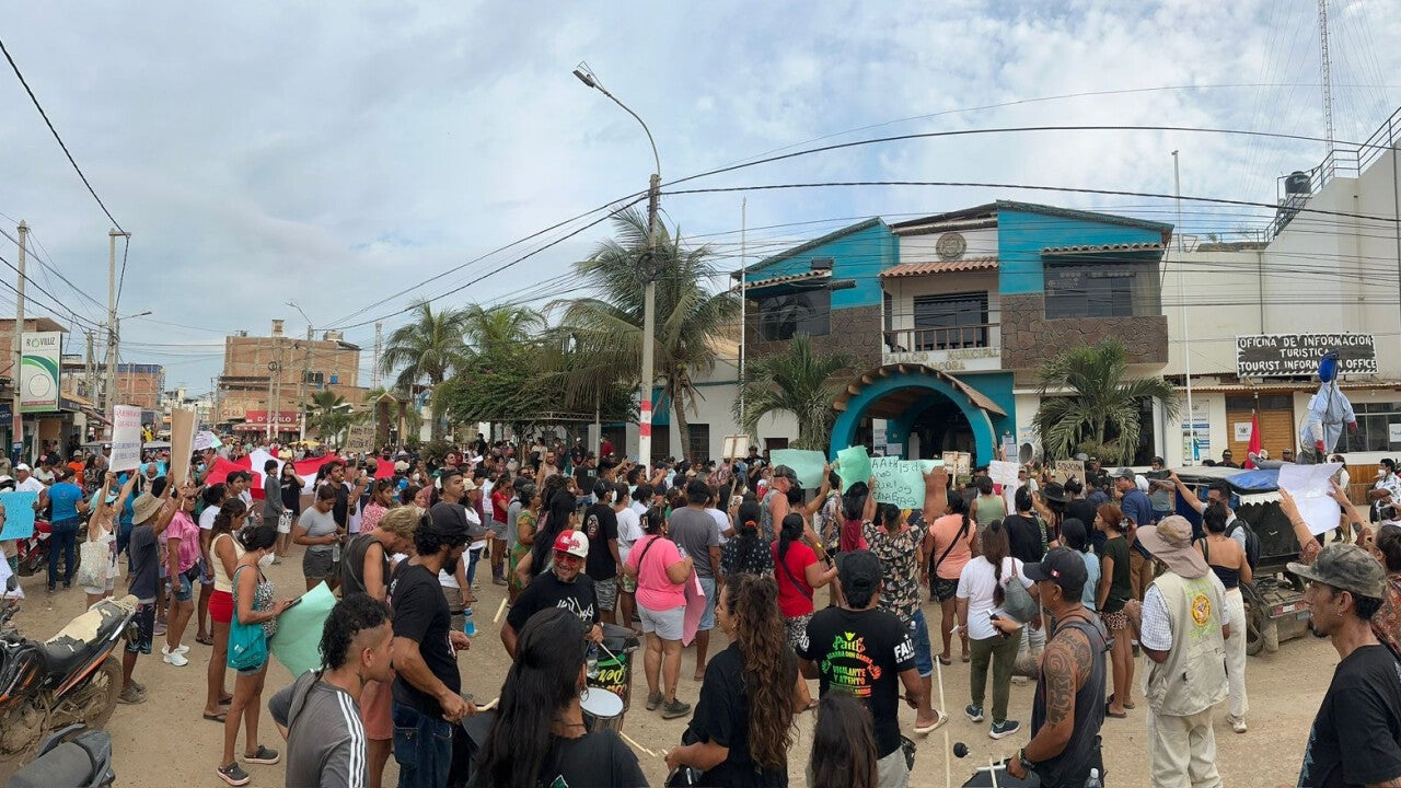 Vecinos de Máncora hicieron una marcha esta tarde en la Panamericana Norte