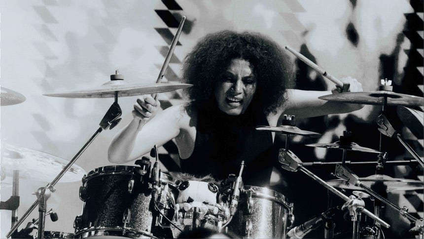 La percusionista y baterista peruana Gisella Giurfa acompaña a Alejandro Sanz en su gira.