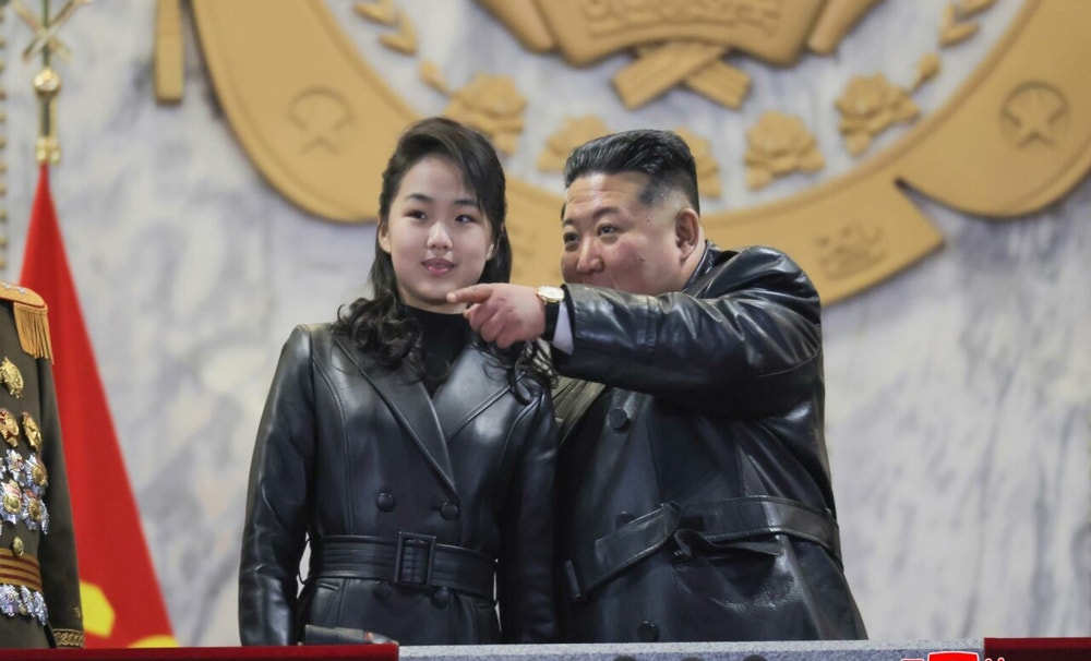 La hija del líder norcoreano, Kim Jong-un, asistió al desfile militar que puso fin al 9º Congreso del Partido de los Trabajadores, el órgano de decisión más importante de Corea del Norte, en una aparición que refuerza las especulaciones de que estaría siendo preparada como futura sucesora del régimen.
