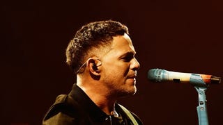 Con lluvia y mucho romance, Alejandro Sanz enamoró Lima en un emblemático concierto [CRÓNICA]